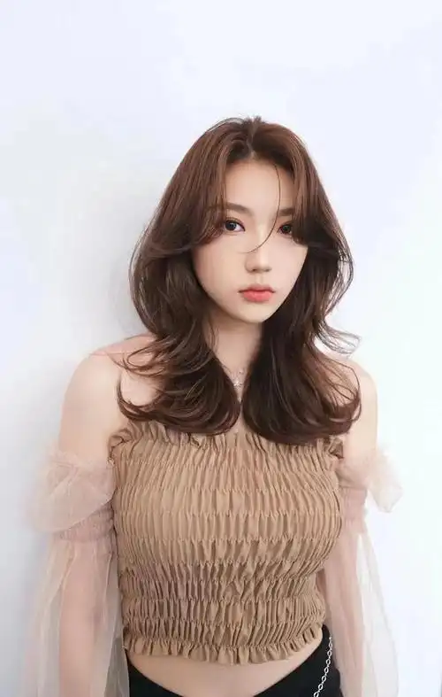 身为爱美的女性,相信大家都比较关注当下的流行发型,遇到喜欢的都会