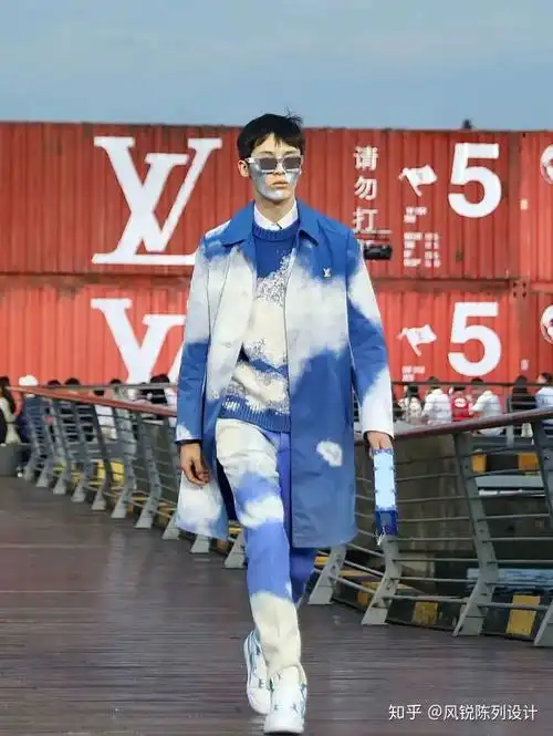 lv2021春夏男装系列大秀在上海拉开帷幕吴亦凡身背2米充气玩偶作为