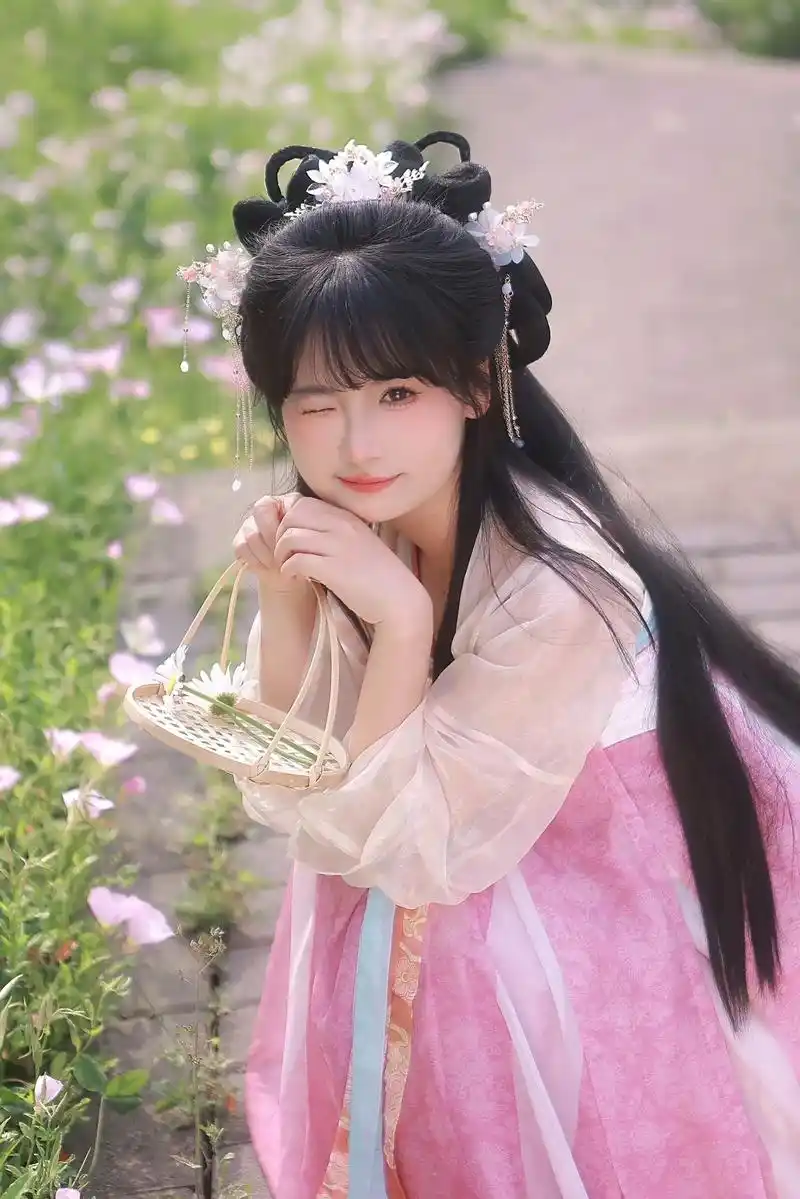 春天是少女的颜色.#这是谁家的汉服小仙女啊 #穿着汉服去看花 - 抖音