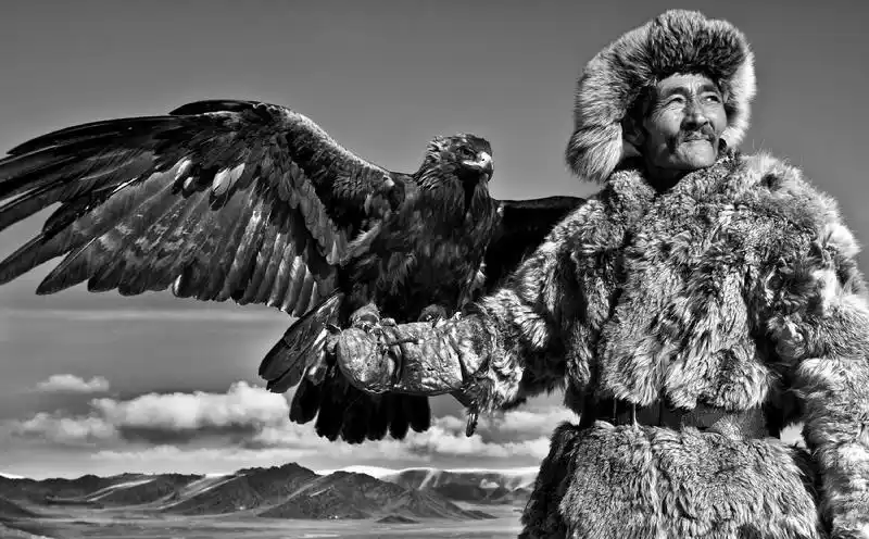 哈萨克猎鹰人是世界上最后的鹰猎人,几个世纪以来,他们训练金鹰捕猎