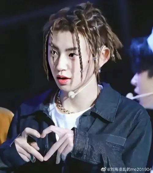 小鬼又绑脏辫了##小鬼彩色脏辫造型