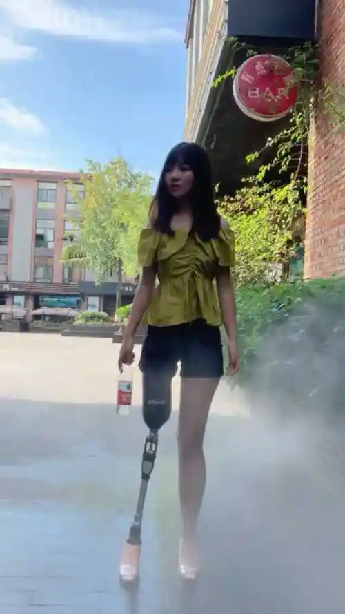 独腿女孩办公室里穿假肢跳舞,网友惊呼:真正的女神