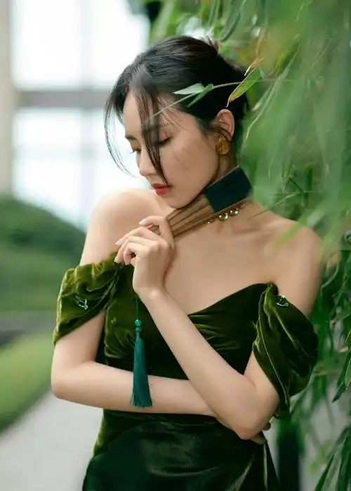 刘惜君,绿色露背裙,大气惊艳