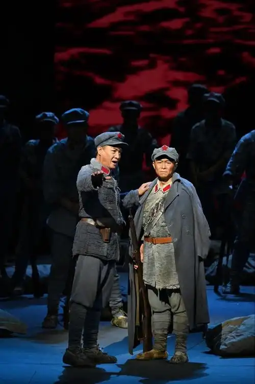 王宏伟饰演小战士"平伢子",他怀着满腔热血参加红军,义无反顾跟着红军