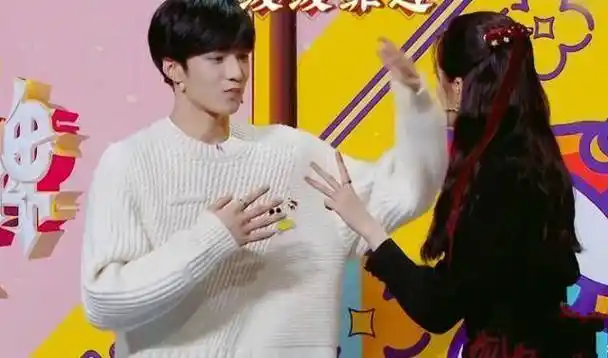 刘耀文搂着关晓彤,却只在意"君子之手",谁注意他的表情?