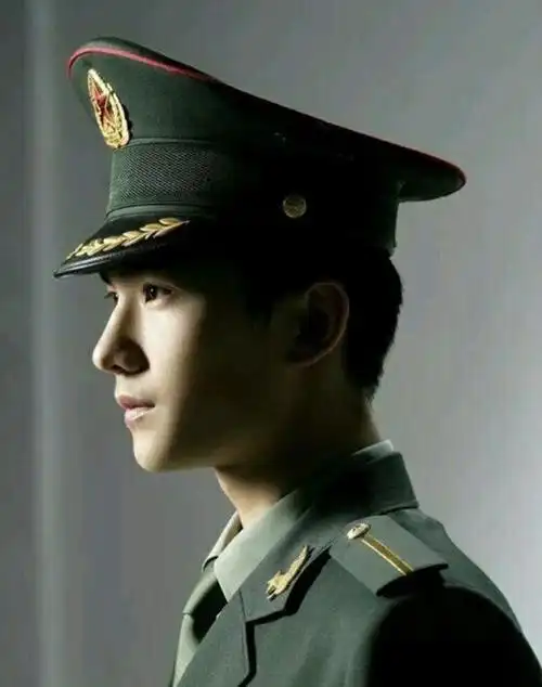 杨洋晒就读于军艺期间的童年照,穿着军装,抿嘴偷笑,稚气未脱