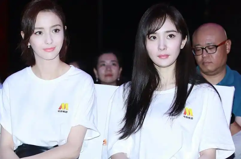 当36岁的杨幂碰上39岁的她,同样的身材姣好,网友:不能比不能比