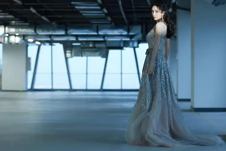 电脑壁纸 明星 大陆明星 杨幂裸色闪钻长裙礼服写真