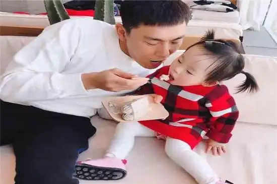 秦昊女儿奴,三周没见女儿眼泛泪光,网友:真是铁汉柔情!