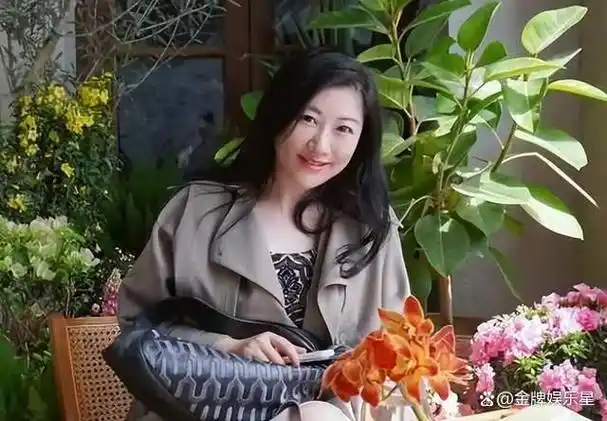 一向在《新老娘舅》中为当事人据理力争,旁征博引的杨蕾,最近兴趣使然