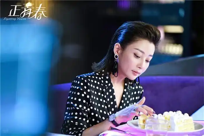 《正青春》剧情一波三折 吴谨言殷桃职场挑战升级-电