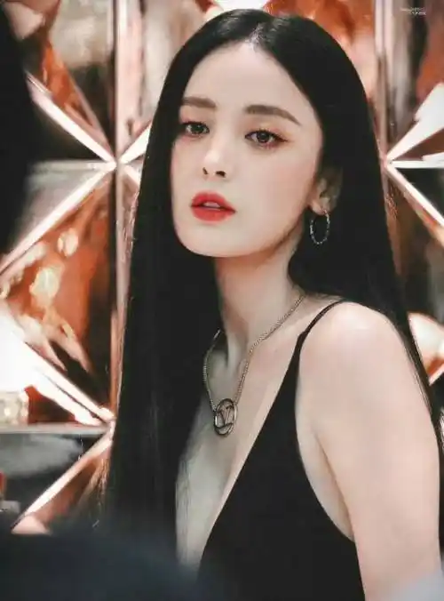 新疆最美女人古力娜扎,出席活动黑色深v礼服太抢眼_气质_连衣裙_成为