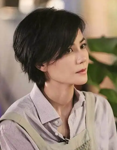 看了王菲的打扮才发现:50 女人,"衣松裤宽,一身干净"才高级