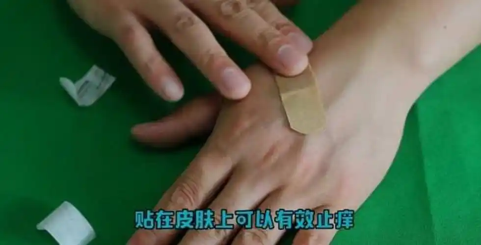 睡前在床头贴一个创可贴太厉害了,解决了家家户户最大的难题,看完你会