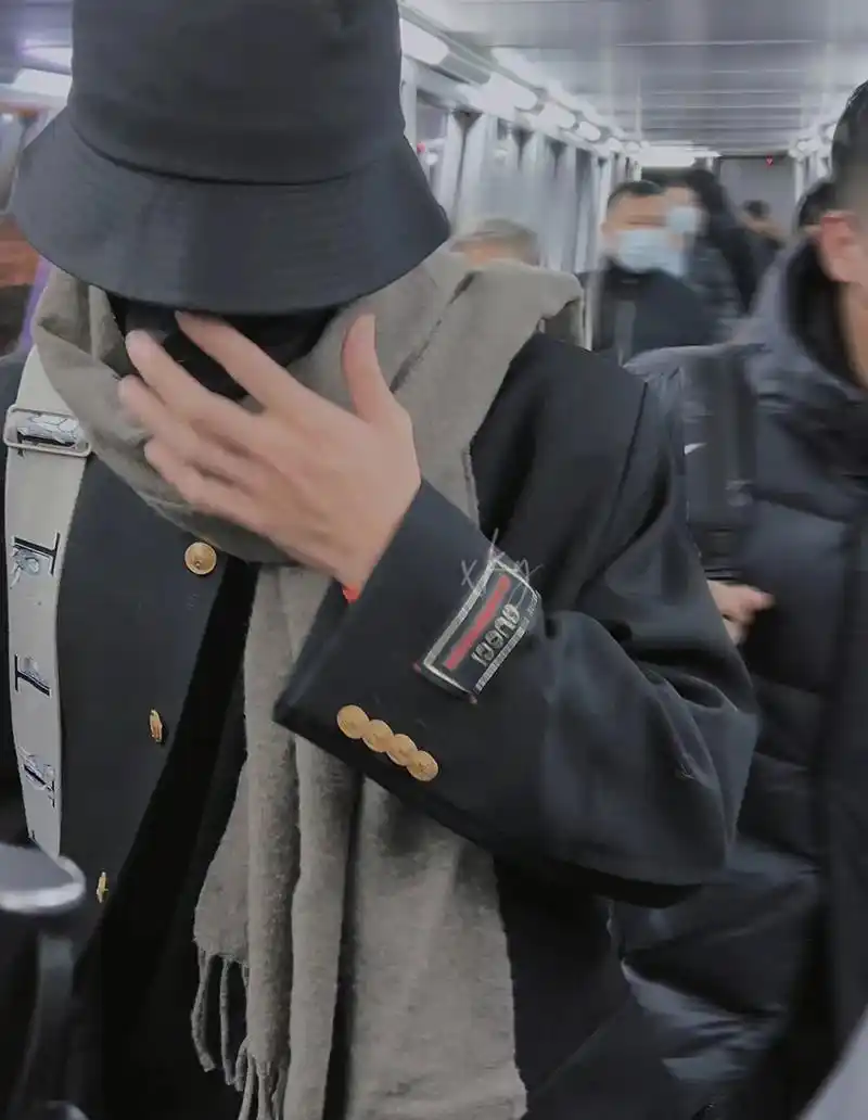 当我们瞎吗?#肖战你走路带风, - 抖音