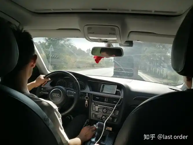 "这是上车后当时正在驾车的男孩问我的第一句话.