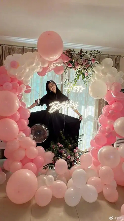 40岁蒋欣晒生日现场照穿束腰黑裙越来越瘦脚背青筋超明显