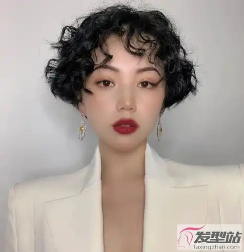和长发相比,短发可烫的卷发样式比较少.