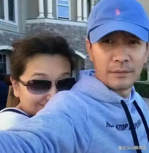 江珊和田小洁和同龄的蒋雯丽在一起,蒋雯丽像个老奶奶,江珊却像个风韵