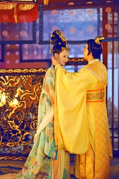 据悉,王皇后将正式回归剧情,堪称"压轴"的惊艳造型再一次引发外界对于