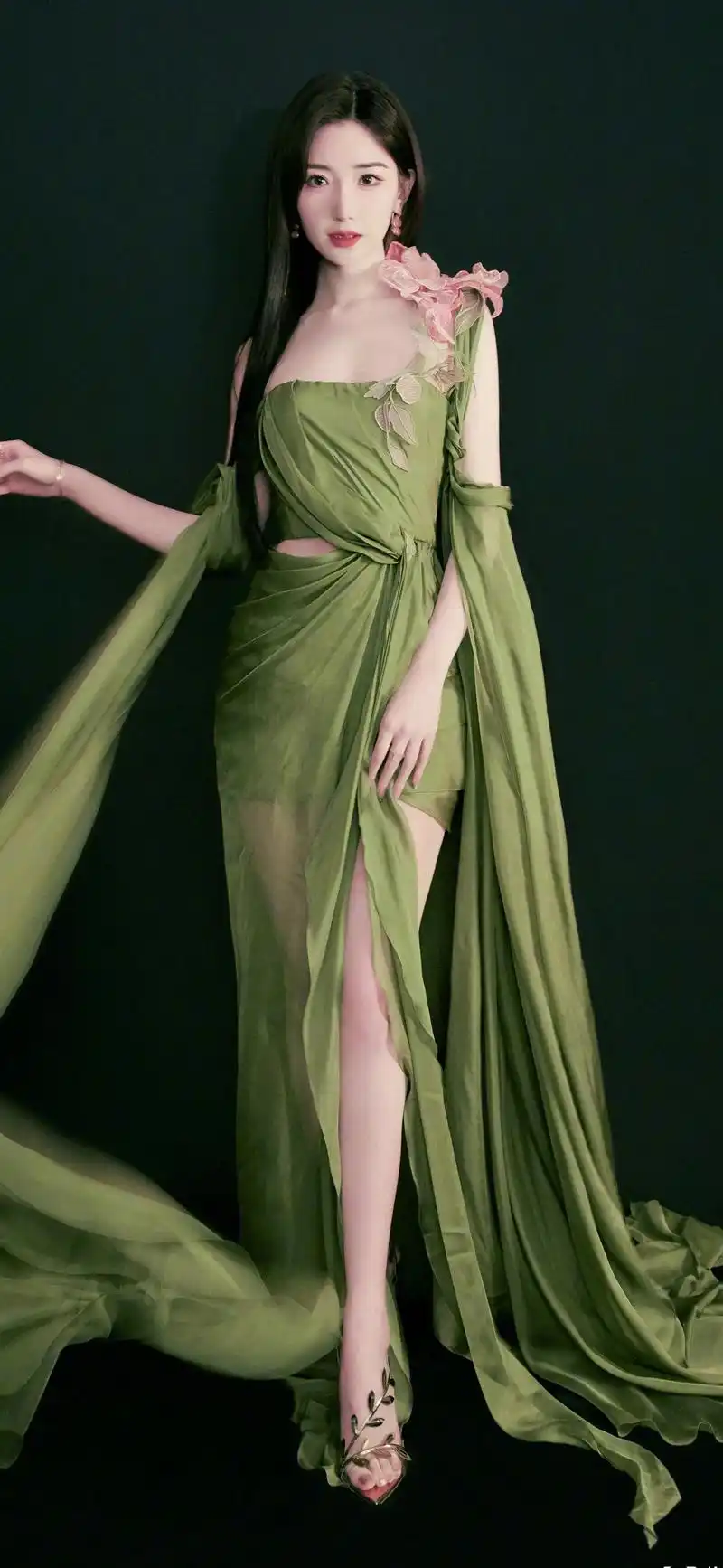 毛晓彤的魅力壁纸风靡,探究娱乐圈新宠的商业价值与市场潜力 随着娱乐