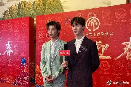 怼脸图真的太伤人!黄明昊像托尼,连王俊凯脸上都有一丝丝尴尬