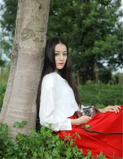 这组照片是5年前拍摄的,当时的迪丽热巴刚出道不久,从照片中可以看到