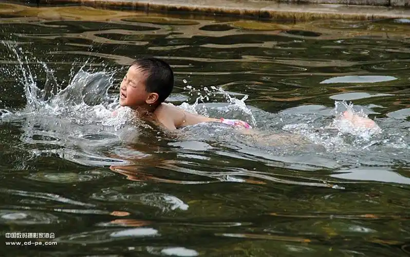 《童子戏水》