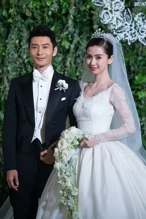 中式婚纱照,照片中黄晓明和angelababy身穿中式婚纱一起亲密合影,戴着