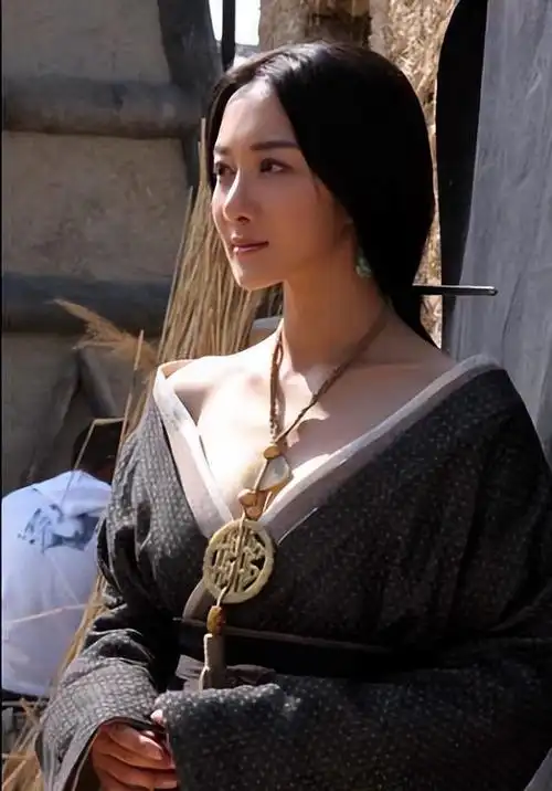 李依晓古装戏再掀热潮,演技翻转让人惊叹,逆袭人生如戏真精彩!