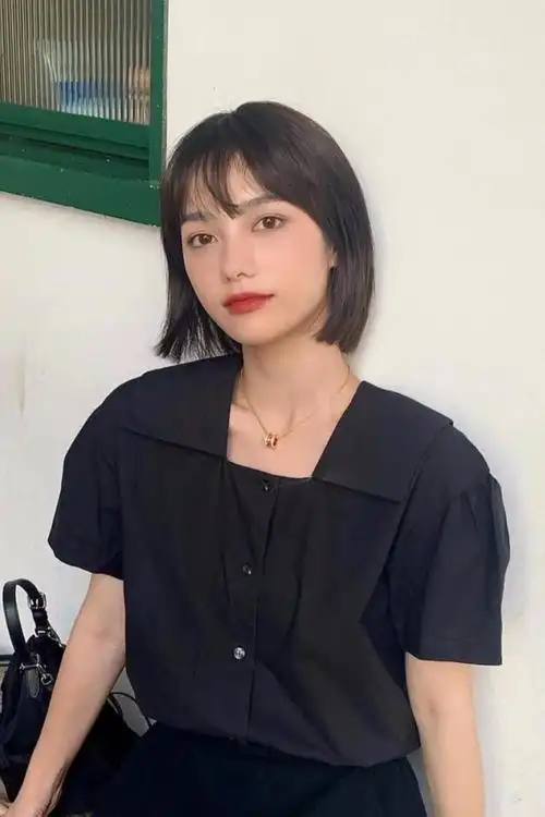 中分刘海搭配短发特别显气场