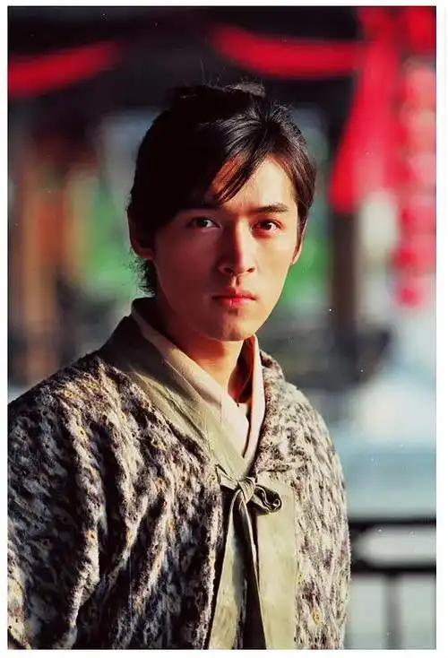 是逍遥哥哥!胡歌《仙剑》花絮照 侧颜优越青春帅气