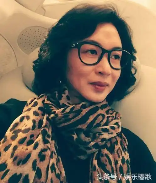 同是变性人,金星举手投足依旧像个男人,可她美得好似浑然天成