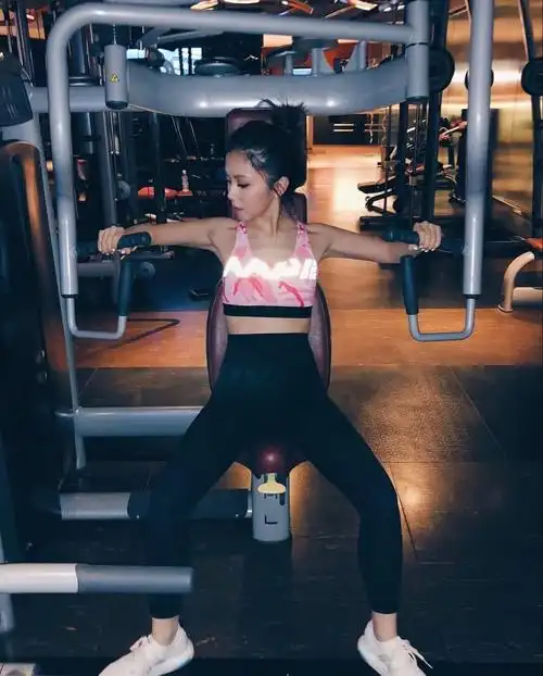 是不是觉得邓紫棋身材有点晃眼的感觉呢?