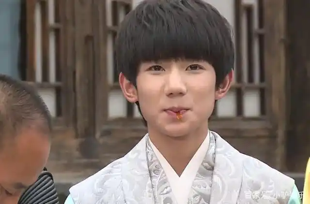 王源开启吃货模式误吃有毒水果狂吐的样子好心疼