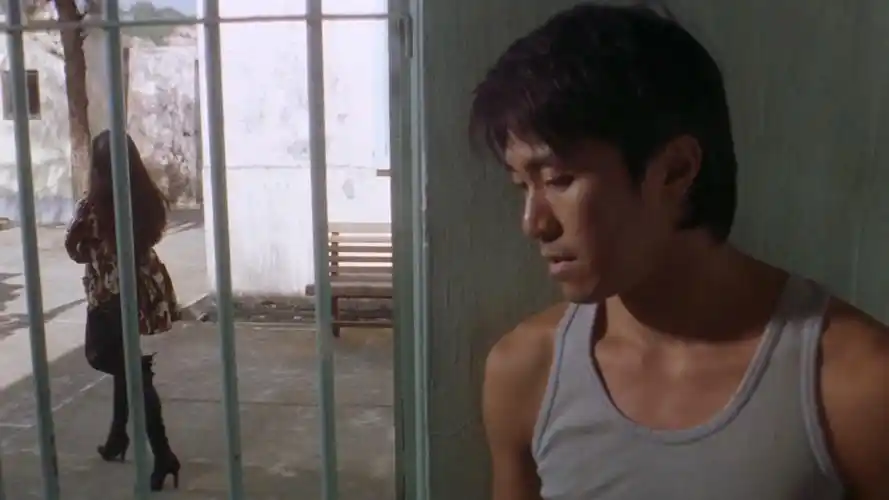 《喜剧之王》中当周星驰说完「我养你啊」之后,柳飘飘在计程车上