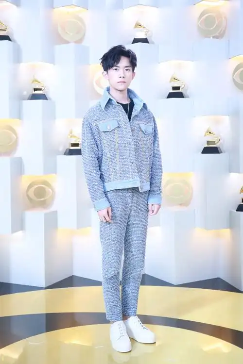 tfboys里的高级脸——易烊千玺,这位17岁的冷冽少年如此会穿