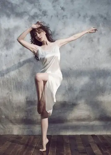 陈数演身穿白色吊带睡衣好身材尽收眼底.