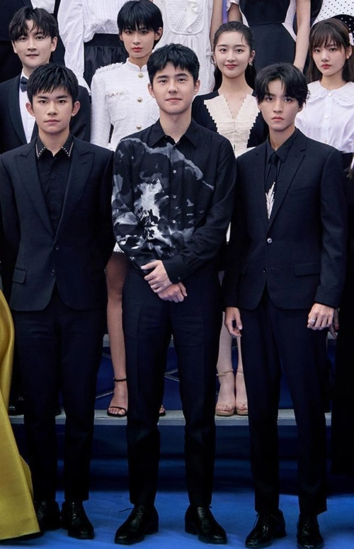 易烊千玺身高对比来了与吴京同台一目了然脚上还穿增高马丁靴