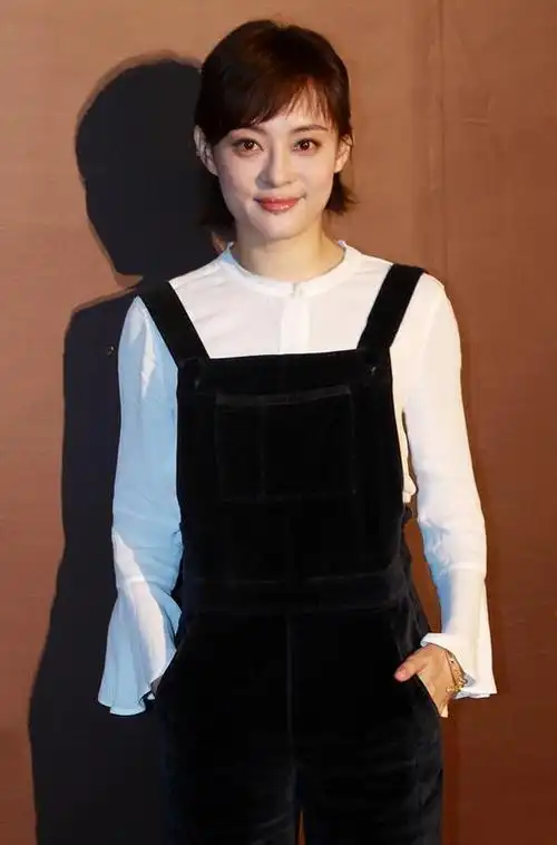 孙俪穿搭太减龄了,喇叭袖上衣配背带裤,42岁嫩成18岁小姑娘|直筒|发型