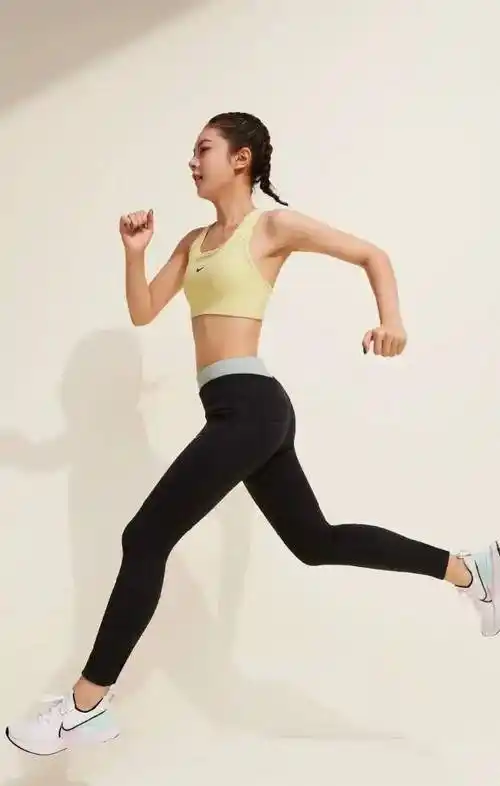 17岁赵今麦"时尚过猛",当她穿健美裤后抬腿95度时,a爆了_黑色_运动_一