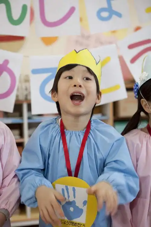 东方人,儿童,三个人,坐,竖图,室内,白天,正面,纯洁,指示牌,帽子,亚洲