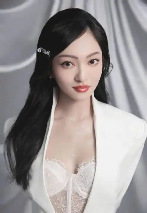 张韶涵白西装配轻纱内衣大秀事业线!雪肤玉貌性感美艳