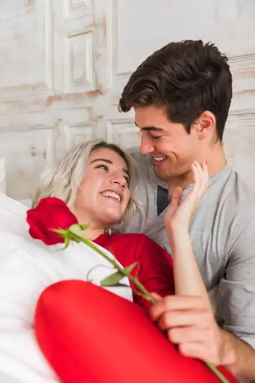 正在给老公打领带的年轻妻子