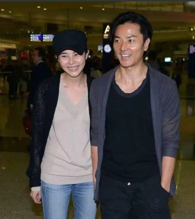 郑伊健老婆罕见露面,穿着很普通,未修图气质居然还很好!