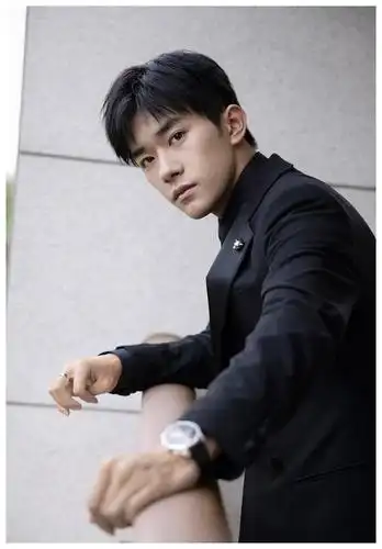 于是凤凰网公布了与易烊千玺合拍的新视频,一起回顾这个对于大家来说