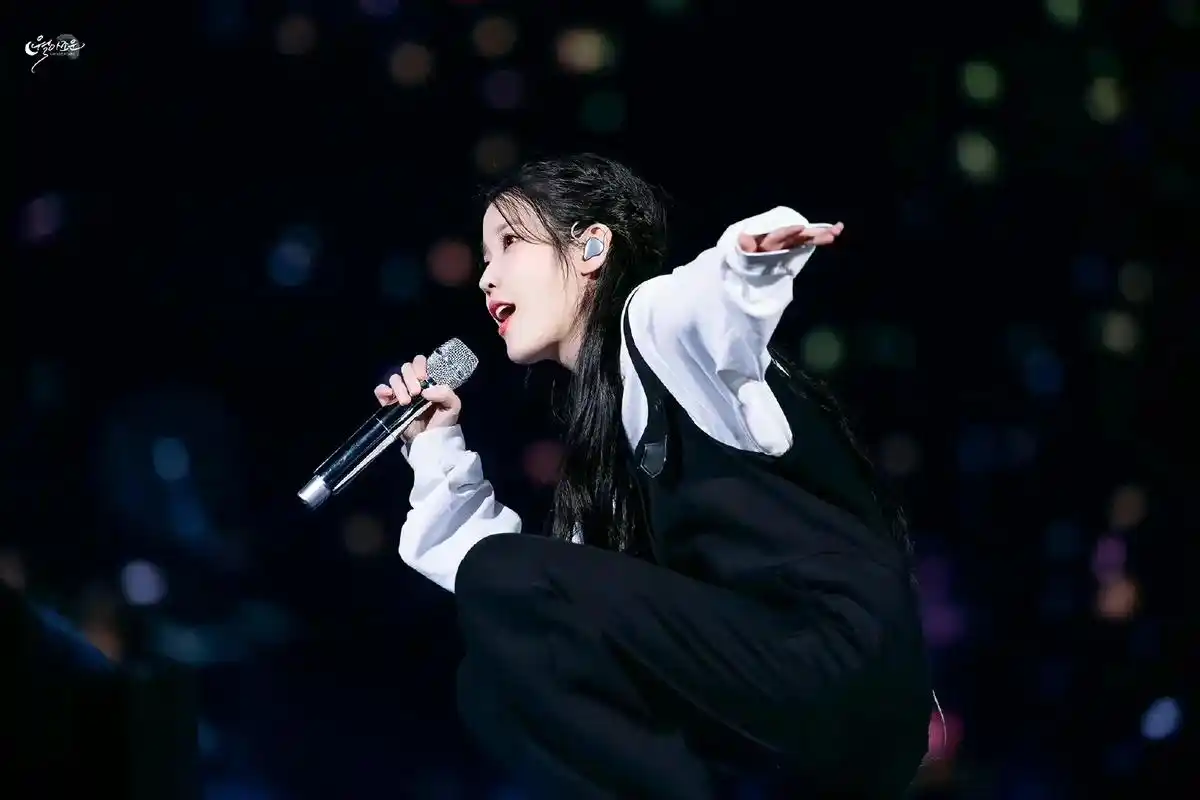 全世界最好的iu #iu 小黑子iu演唱会背带裤造型 - 抖音