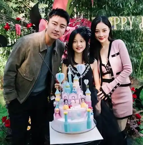 李小璐骂网民积德引争议跳舞损伤膝盖动怒疑为贾乃亮庆生