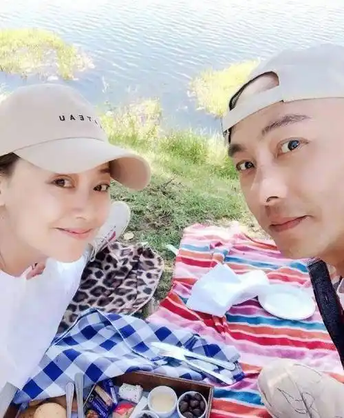 原创54岁张卫健落泪表白老婆感谢你当年破产不弃穿二手婚纱嫁我