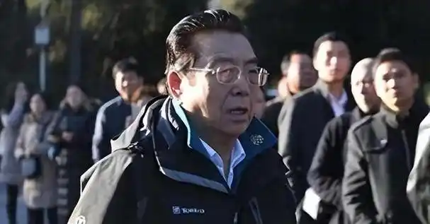 被取消天价养老金妻儿远走欧洲的李双江足以证明他已走投无路